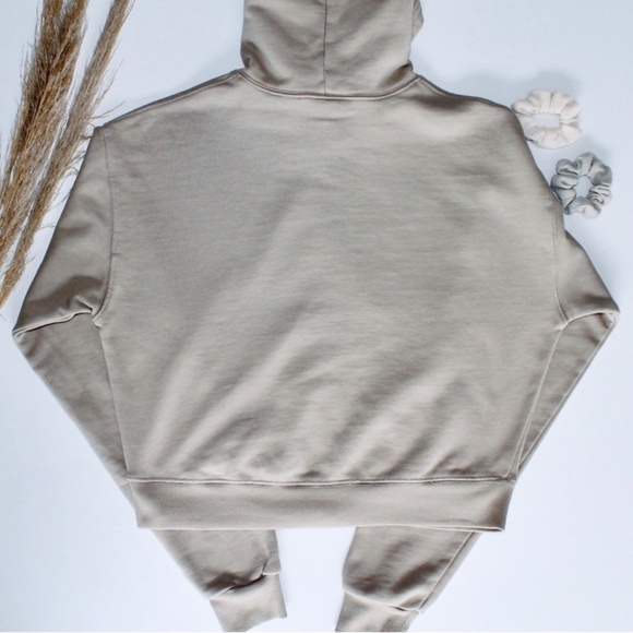 SKIMS Outdoor Zip Up - Picture 5 of 6